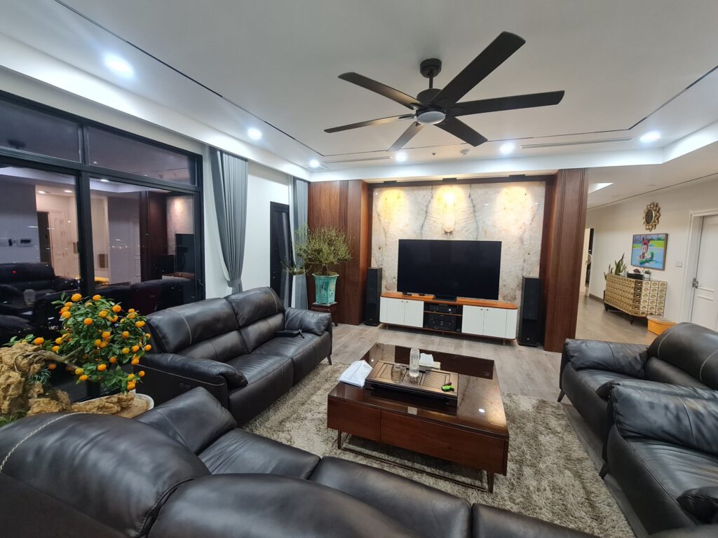 Với bộ ghế sofa da màu đen sang trọng, phòng khách không chỉ là nơi tiếp khách mà còn là không gian thư giãn lý tưởng cho cả gia đình